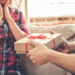 راهنمای انتخاب هدیه برای خانم‌ها؛ ایده های خاص و کاربردی