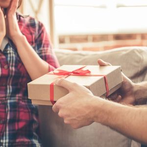 راهنمای انتخاب هدیه برای خانم‌ها؛ ایده های خاص و کاربردی
